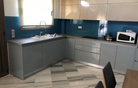 Τοίχος κουζίνας με χρωματιστό γυαλί